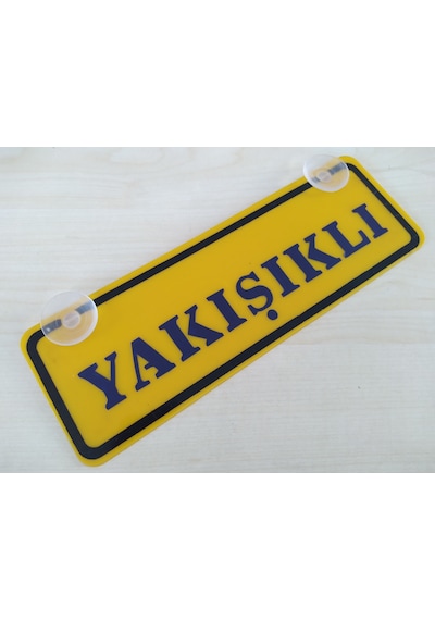 Yakışıklı Yazılı Sarı Dekor Plaka 22x7,5cm Vantuzlu Pleksi Dekor Levha Sarı Plaka 1 Adet