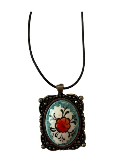 Iznik Çini Çiçek Figürlü Deri Ipli Kolye Model 4 Beyaz