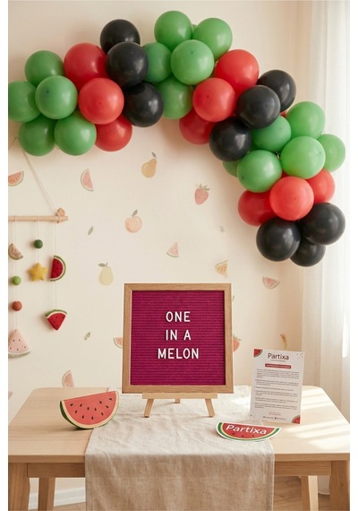 Karpuz Temalı 1 Yaş Doğum Günü Süsleme Classic Set Koyu Fuşya Keçe Yazı Panosu Standlı Balon Zincirli Meyve Seti 87163840