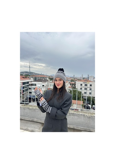 Mollycrush Kadın Gri Ponponlu Bere Ve Eldiven Takımı Çizgili Deseniyle Modern, Sıcak Ve Şık Kış Stili Gri