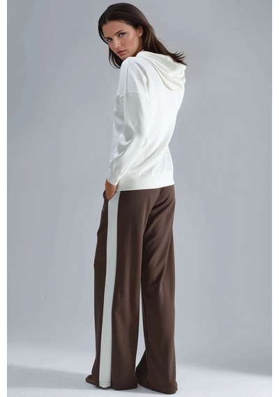 Hiccup Modal Dokulu Kapüşonlu Sweatshirt Ve Şerit Detaylı Pantolon Takımı Bersan Collection Beyaz Hiccup Modal Dokulu Kapüşonlu Sweatshirt Ve Şerit Detaylı Pantolon Takımı Bersan Collection Beyaz
