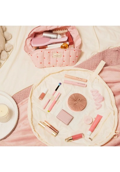 The Flat Lay Co. Vanilya Paraşüt Bağcıklı Makyaj Çantası, Seyahat İçin Pratik Ve Şık Çanta