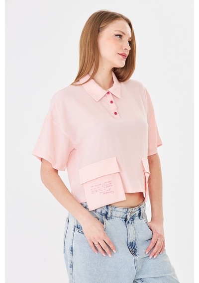 Sortie Collection Polo Yaka Yazı Baskılı Cep Detaylı Crop Bluz Pudra