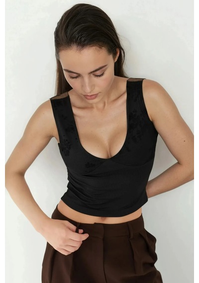 Hiccup Dantel Detaylı V Yaka Crop Top Siyah
