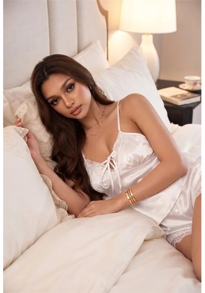 Go İthalat Kadın Yumuşak Dokulu Beyaz Göğsü Fransız Dantelli Önü Bağlamalı İnce Askılı Parlak Saten Şortlu Pijama Takımı