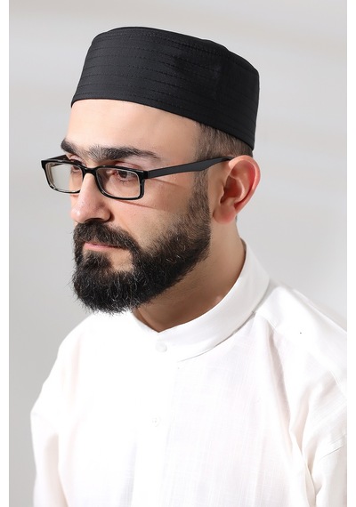 Siyah Kapitone Elif Vav Nakışlı Kalıp Namaz Takkesi Siyah