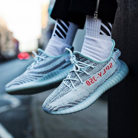 v2 blue tint