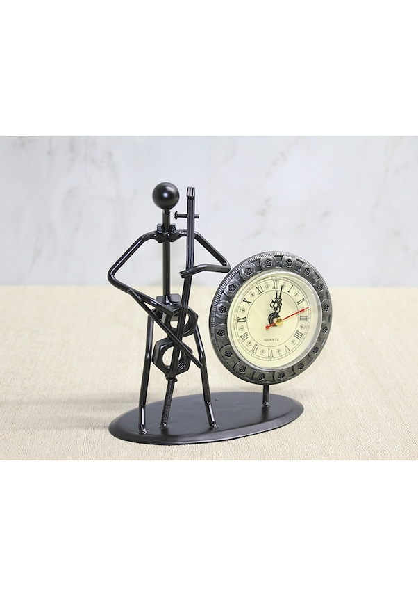 Resim Metal Saatli Keman Çalan Müzisyen 