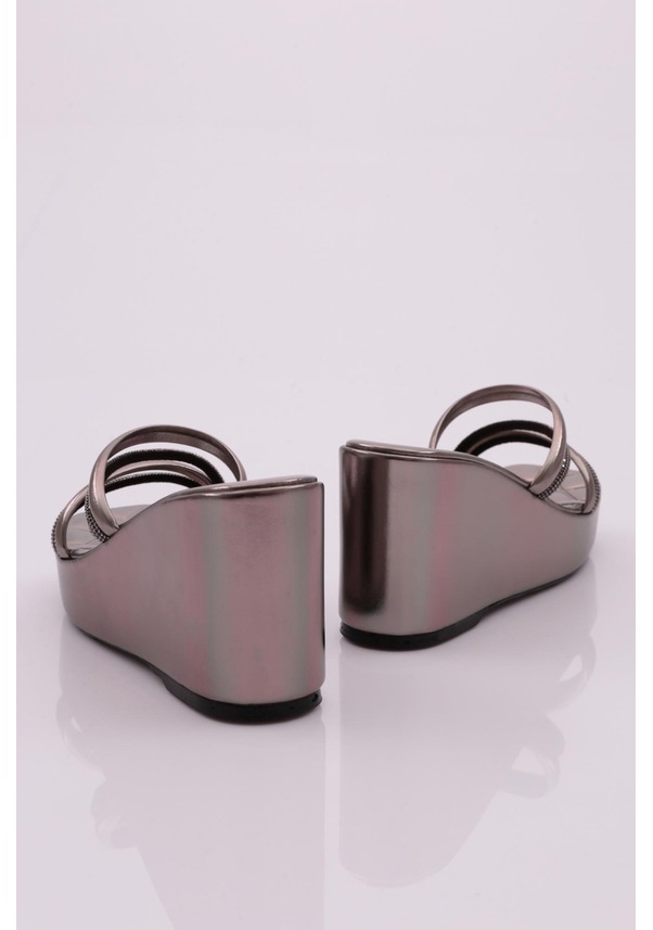 Resim Dgn 830 Kadin Dolgu Taban Silver Taşli Terlik 830-2303-R1385 Platin 