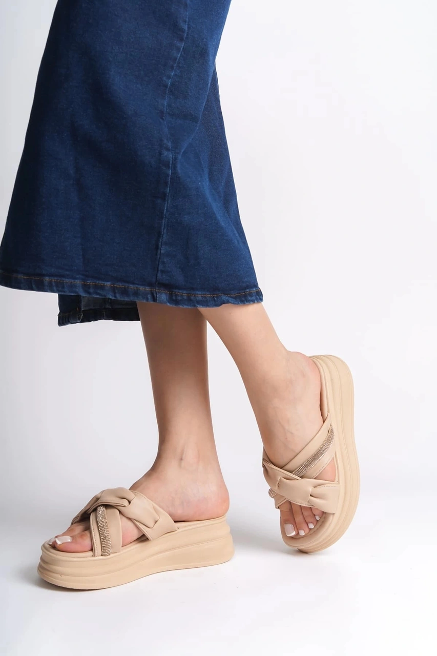 Resim Clara Düz Topuklu Kurdele Desenli Taşlı Kalın Ve Ortopedik Taban Kadın Terlik Ctt - Ten Ten 