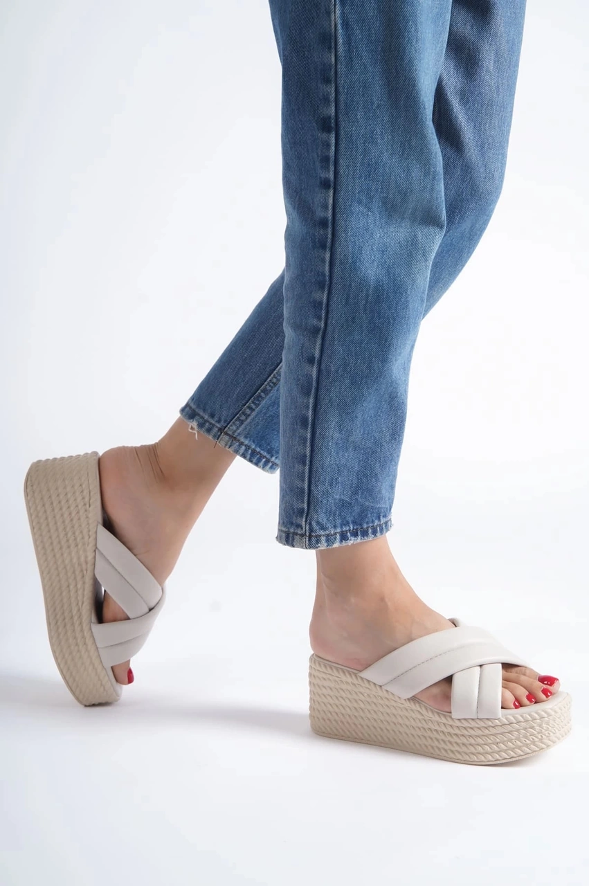 Resim Joymıx Dolgu Topuklu Ortopedik Taban Hasır Görünümlü Kadın Terlik Ckt - Krem Krem 