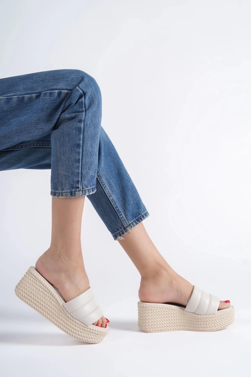 Resim Reına Dolgu Topuklu Ortopedik Taban Hasır Görünümlü Kadın Terlik Ckt - Krem Krem 