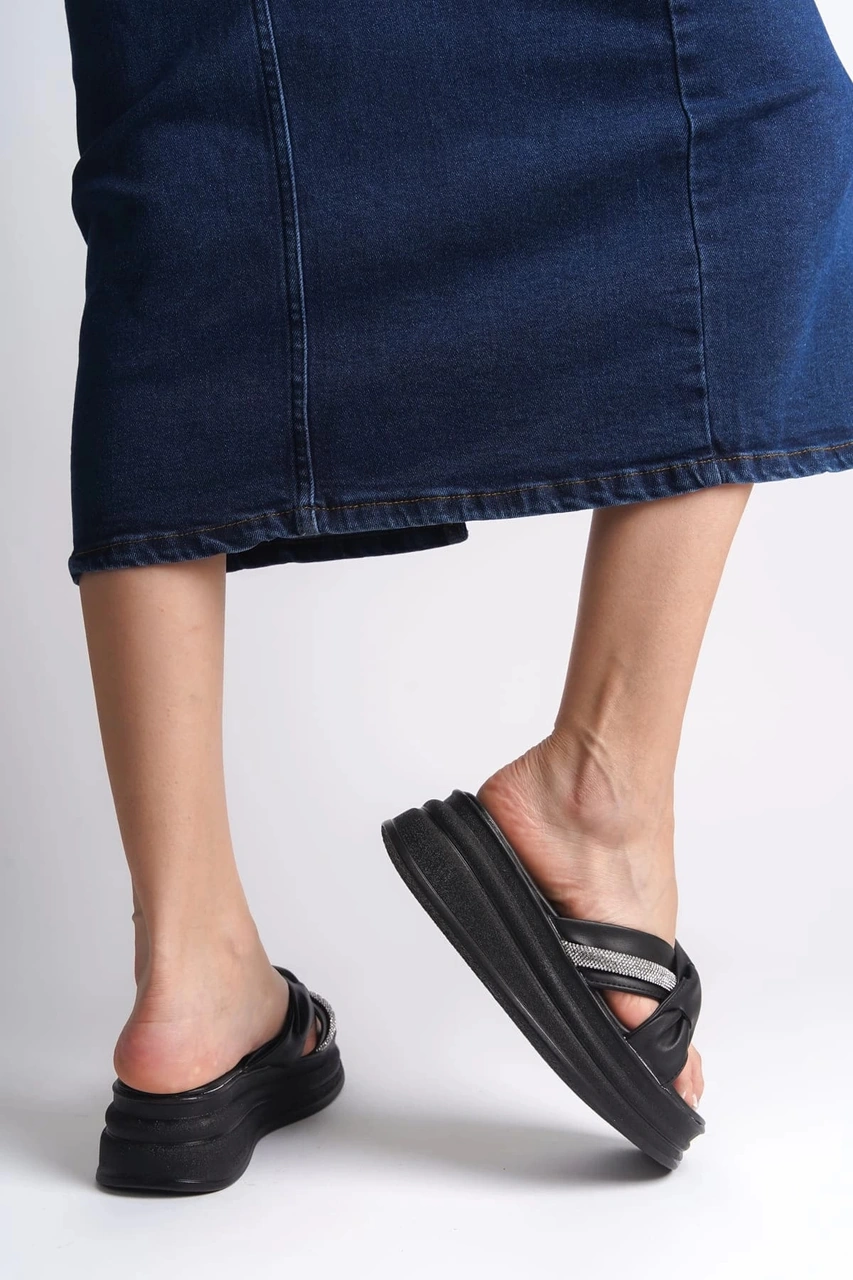 Resim Clara Düz Topuklu Kurdele Desenli Taşlı Kalın Ve Ortopedik Taban Kadın Terlik Cst - Siyah Siyah 