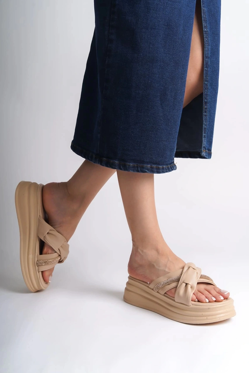 Resim Clara Düz Topuklu Kurdele Desenli Taşlı Kalın Ve Ortopedik Taban Kadın Terlik Ctt - Ten Ten 