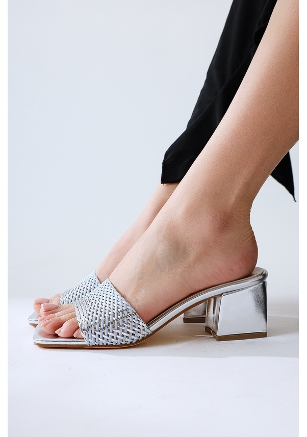 Resim Lemonie Gümüş Örgü Bantlı Kısa Topuklu Terlik 001 