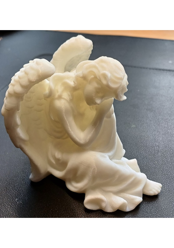 Resim Opencart Oturan Melek Heykeli Sadece Plastik Aparattır 