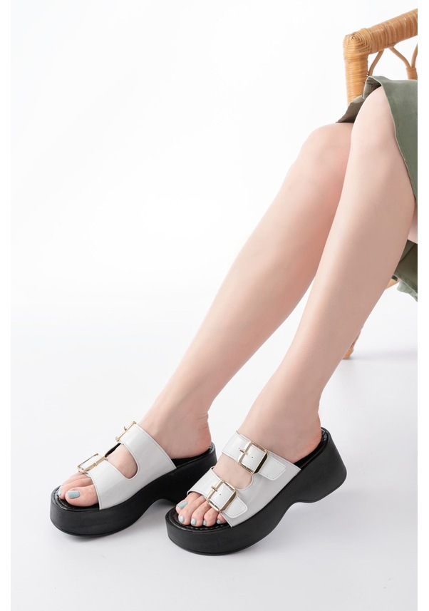 Resim 24414-574 Beyaz Rugan Günlük Tokalı Dolgu Topuk Kadın Terlik Beyaz 