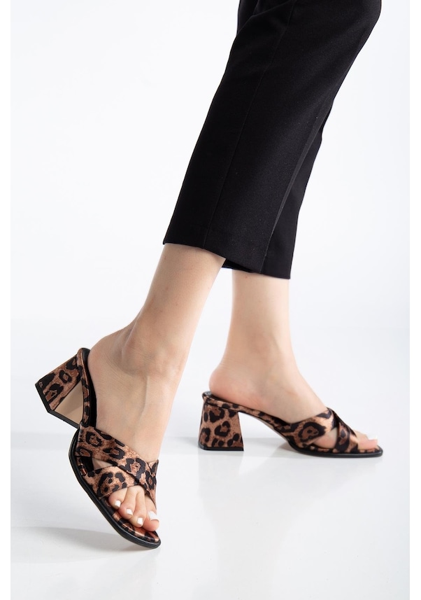 Resim Büyük Beden Kadın Topuklu Terlik Leopar Saten Çapraz Bantlı Kısa Topuklu-3890 Leopar 