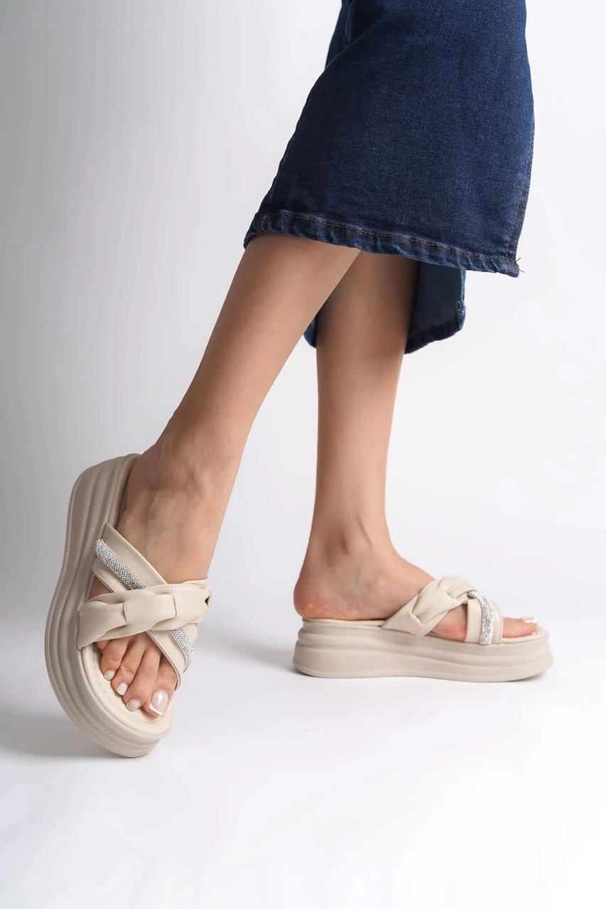 Resim Clara Düz Topuklu Kurdele Desenli Taşlı Kalın Ve Ortopedik Taban Kadın Terlik Ckt - Krem Krem 