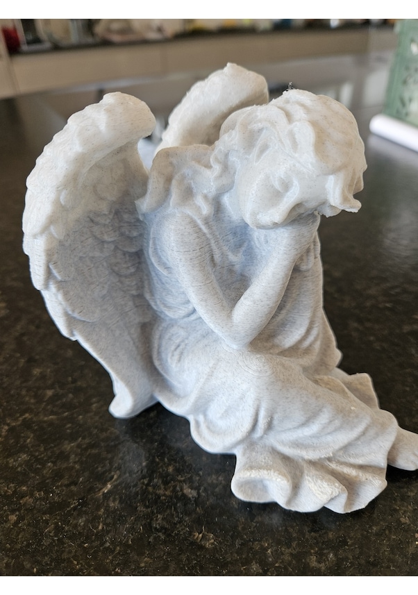 Resim Opencart Oturan Melek Heykeli Sadece Plastik Aparattır 