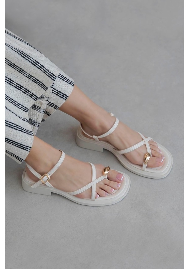 Resim Sarah Parmak Arası Yüzük Taş Detaylı Kadın Sandalet Bej Bej 