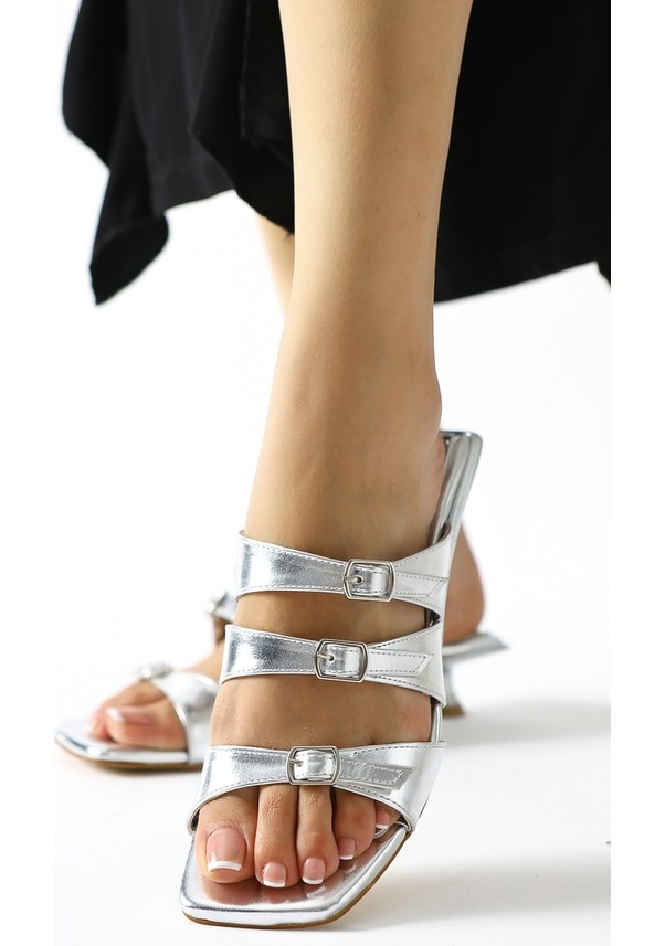 Resim Mellanie Gümüş Rugan Üç Bantlı Kısa Topuklu Terlik 001 