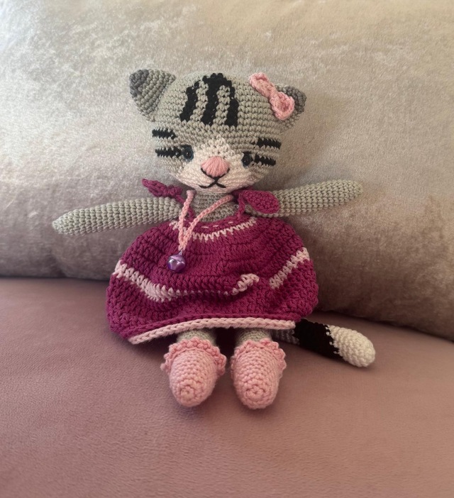Elbiseli Gri Pisicik Amigurumi Kedi 26 Cm 001