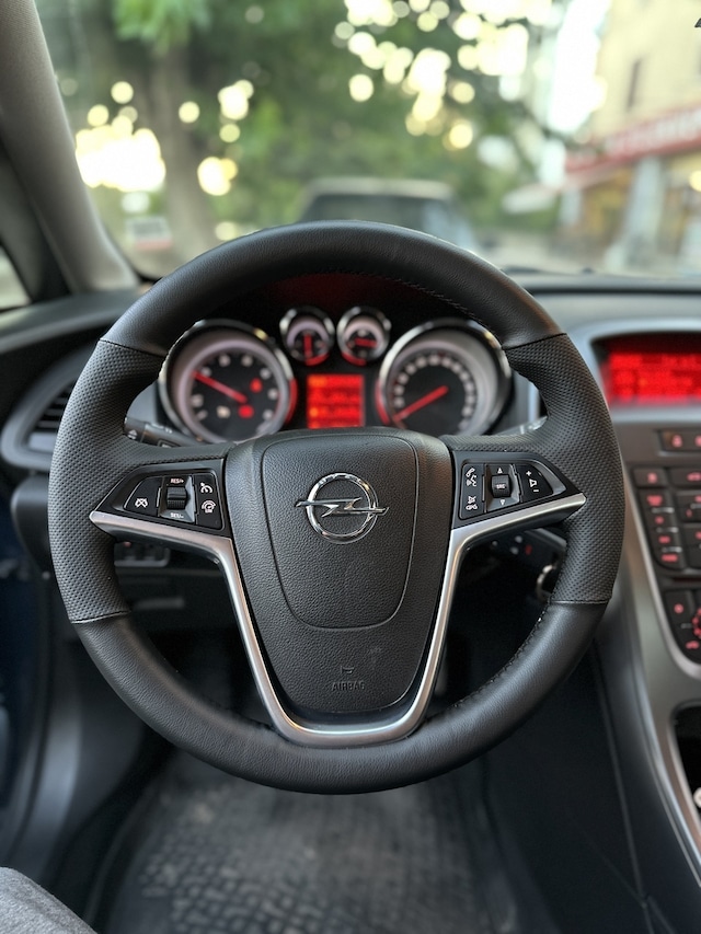 Opel Insignia Araca Özel Direksiyon Kılıfı Bombeli Direksiyonlar