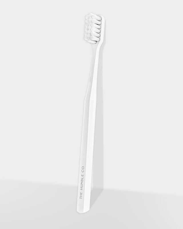 The Humble Co. Brush 7.000 Kıl İçeren Bitki Bazlı Yeyişkin Diş Fırçası Beyaz