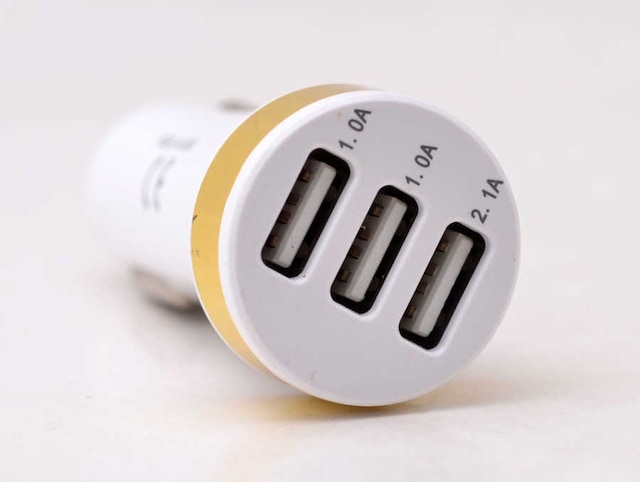 Zore 3 Usb Li 2 İn 1 Micro Araç Şarj Seti 3000 Mah - Beyaz Beyaz