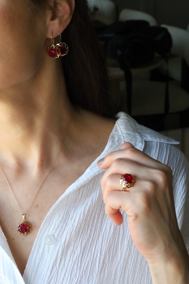 14 Ayar Altın Kırmızı Taş Detaylı Çiçek Modeli Set Kolye Küpe Yüzük