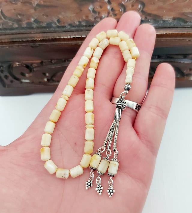 Damla Kehribar Kapsül Kesim Gümüş Püsküllü Tesbih... Damla Gr : 8,2 Gümüş Gr : 3,2 Ölçü : 5,5 X 8,5 Sarı
