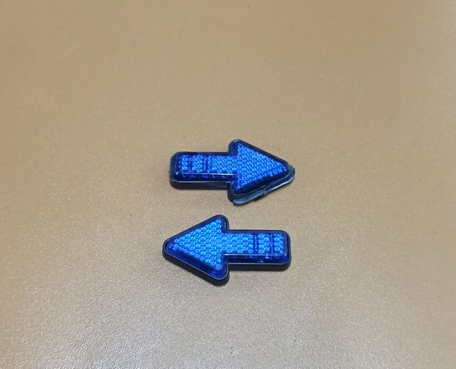 Mini Mavi Renk Ok Yönlü Reflektör Yapışkanlı 2 Adet Plastik