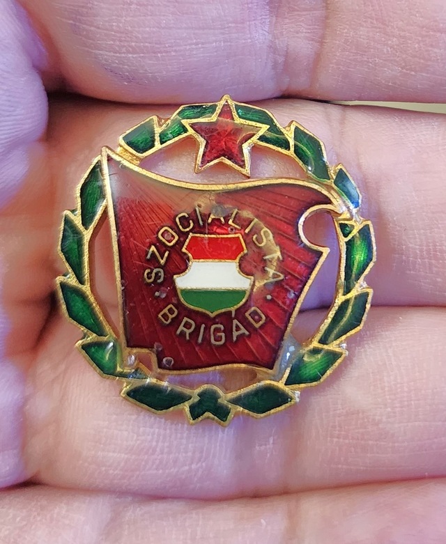Macaristan Sosyalist Dönem Rozet-pin. Renkli Mineli.