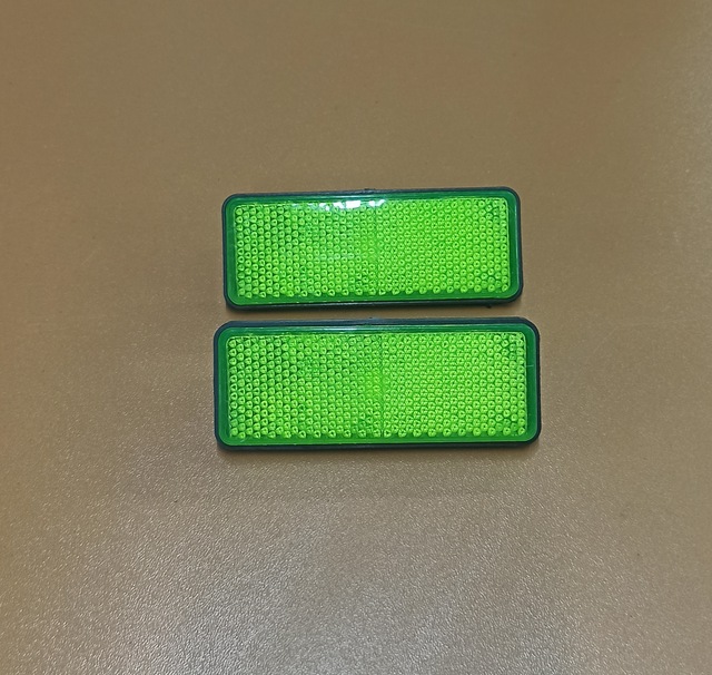 Yeşil Reflektör Dikdörtgen 5mm Vidalı Plastik 3d 2 Adet