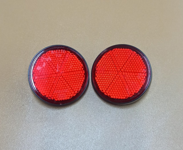 Yuvarlak Kırmzı Renk Reflektör 6mm Vidalı Plastik 2 Adet