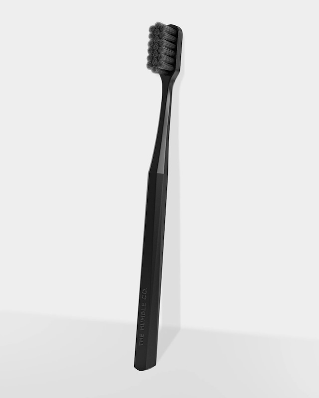 The Humble Co. Brush 7.000 Kıl İçeren Bitki Bazlı Yeyişkin Diş Fırçası Siyah