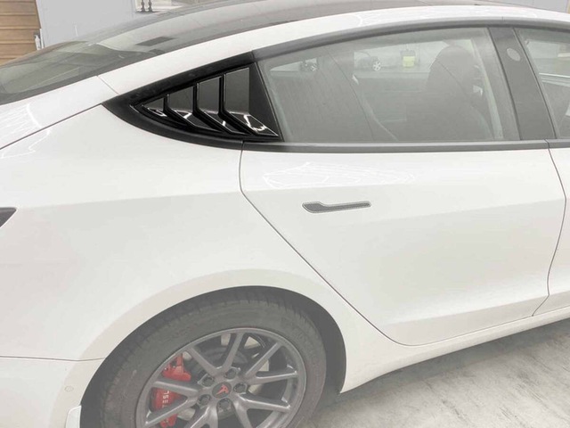 Tesla Model Y Kelebek Cam Vizörü Parlak Siyah