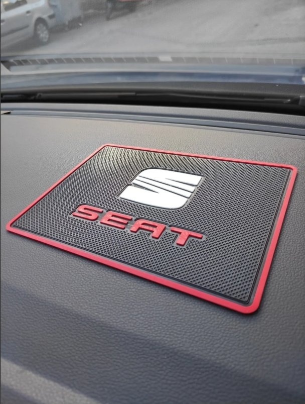 Seat Logolu Kaymaz Torpido Üstü Ped 20x13.5 Cm