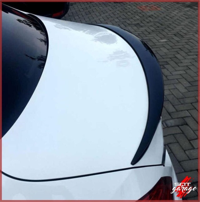 W205 Bagaj Üstü Spoiler Piano Black