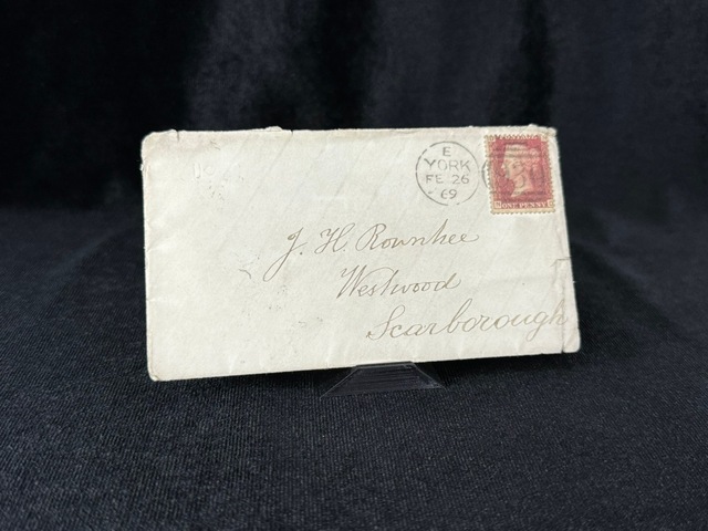 İngiltere Klasik Dönem 1869 Victoria Dönemi Red Penny Pullu Zarf Postadan Geçmiş Plate Number 110 Hatalı Kesim