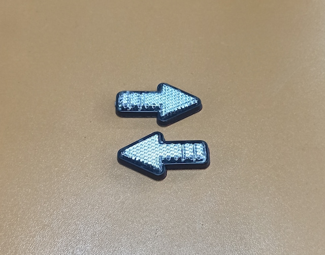 Mini Ok Yönlü Beyaz Renk Reflektör Yapışkanlı 2 Adet Plastik