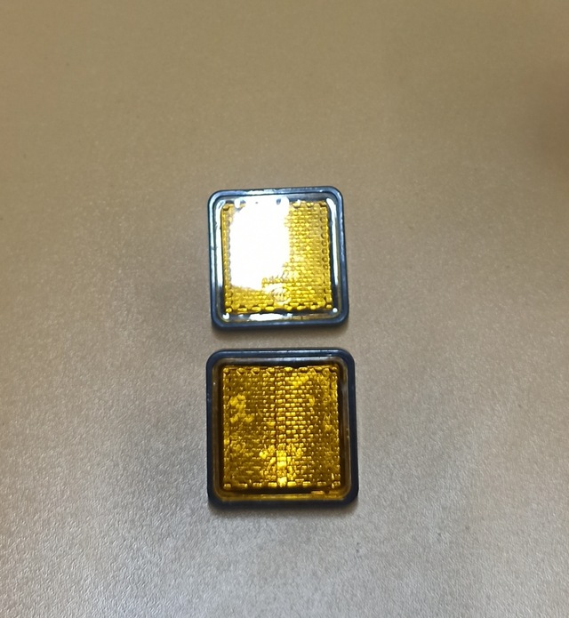 Kare Sarı Renk Reflektör Plastik 6mm Vida Bağlantı 2 Adet