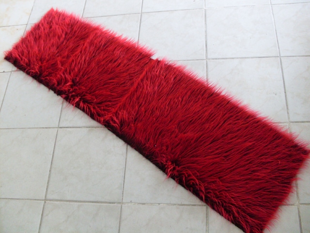 Araç Torpido Üstü Peluş Kumaş Kırmızı Siyah 150X40Cm