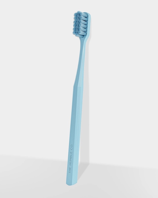 The Humble Co. Brush 7.000 Kıl İçeren Bitki Bazlı Yeyişkin Diş Fırçası Mavi