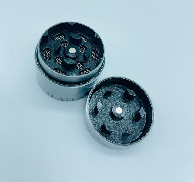 Çelik Metal 3 Parça Tütün Öğütücü Kabartmalı Desenli Grinder 30 MM