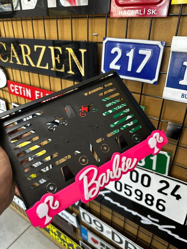 Barbie Plakalık, Barbi Plakalık