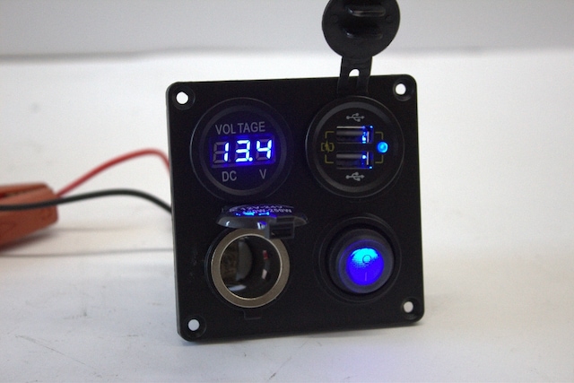 1 Swichli 12-24W 90/90M Anahtar Paneli Çift Usb ve Çakmaklık