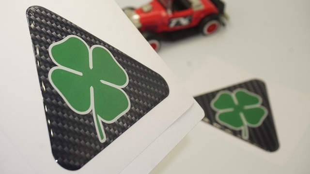 Alfa Romeo Yonca Logo Yan Çamurluk 3M 3D Karbon Damla Logo Amblem (547073915)
