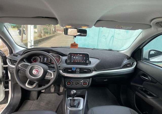 2015-2020 Modellerine Uygun Fiat Egea Ekranlı Torpido Koruma Halısı Siyah Kenar Renk Siyah